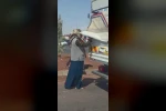 Kırmızı ışıkta duran kamyonetten biber çaldılar