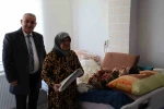 Kırşehir’de yaşlı kadın ailesinin terk ettiği hasta torununa 29 yıldır bakıyor