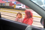 Kışın çıplak bacaklarla dilenen çocukların hali yürek burktu