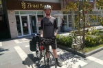 Kız arkadaşından ayrılınca dünya turuna çıkan genç gezgin bir yılda 8 bin kilometre pedal çevirdi