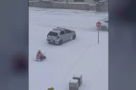 Kızağı araca bağlayıp çektiler, tehlikeli eğlence kameraya yansıdı