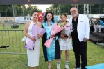 Kızının kanseri yendiği gün üniversiteden dereceyle mezun oldu