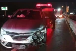 Kocaeli’de bariyerlere çarpan otomobilin sürücüsü yaralandı