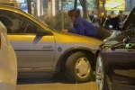 Kocasıyla tartışan kadın otomobilin kaputuna yattı