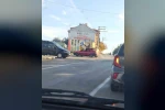 Koltuk takımını otomobiline yükleyen sürücü trafiği tehlikeye düşürdü 