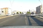 Kontrolden çıkan araç bariyerlere çarptı: Kaza anı kamerada