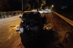 Kontrolden çıkan araç refüje çarptı: Sürücü yaralandı
