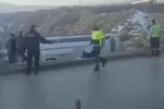 Kontrolden çıkan işçi servisinin şarampole devrilmesiyle 10 kişi yaralandı