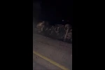 Kontrolden çıkan kamyon elektrik direğine çarparak devrildi, mahalle karanlığa büründü