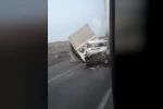 Kontrolden çıkan kamyon refüje çarptı: 1 yaralı