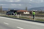 Kontrolden çıkan kamyonet bariyerlere çarptı: 1 yaralı
