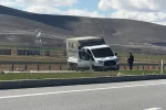 Kontrolden çıkan kamyonet bariyerlere çarptı: 1 yaralı