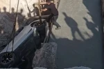 Kontrolden çıkan lüks otomobil köprü inşaatı çukuruna düştü
