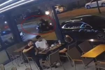 Kontrolden çıkan motosikletin kadın sürücüsü savruldu