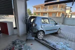 Kontrolden çıkan otomobil araçlara ve iş yerine zarar verdi
