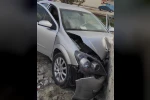 Kontrolden çıkan otomobil avlu duvarına çarptı: 4 yaralı