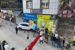 Kontrolden çıkan otomobil iş yerine daldı, facianın eşiğinden dönüldü