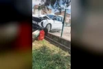 Kontrolden çıkan otomobil okul duvarına girdi