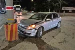 Kontrolden çıkan otomobil tramvay hattının direğine çarptı: 1 yaralı