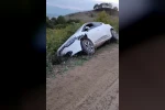 Kontrolden çıkan otomobil uçurumun eşiğinde durdu