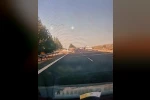 Kontrolden çıkan otomobilin bariyerlere çarpma anı görüntülendi