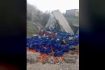 Kontrolden çıkan sebze yüklü tır devrildi: 1 yaralı