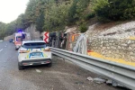 Kontrolden çıkan yem yüklü tır devrildi
