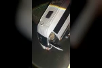 Kontrolden çıkan yolcu minibüsü dereye uçtu