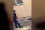 Konut bahçesinde 1,5 metre uzunluğunda yılan görüldü