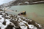 Konya'da göle dönen yayla yolunda araçta mahsur kalan aile kurtarıldı