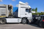 Konya’da TIR otomobille çarpıştı, sürücü sıkıştı