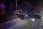 Köpeğe çarpmamak için ağaca çarpan sürücü hayatını kaybettti