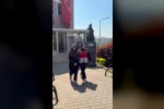 Köpeği camdan sarkıttı, o anları kayda aldı