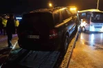 Köprü korkuluklarında asılı kalan cip nehre düşmekten son anda kurtuldu