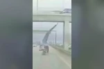 Köprüden sarkan reklam afişi motosikletliyi savurdu
