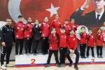 Körfezli karateciler Gaffar Okkan Turnuvası’ndan 8 madalyayla döndü