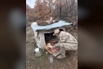 Köy yoluna bırakılan yavru köpeklere jandarmandan şefkat eli 