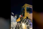 Köyde mahsur kalan çift 5 saatlik çalışma sonucu hastaneye sevk edildi