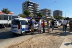 Kucağına aldığı oğluyla yolun karşısına geçerken otomobil çarptı: 1’i ağır 2 yaralı