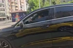Küçük çocuğa trafikte otomobil kullandırdılar
