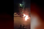 Küçükçekmece’de iki araç alevlere teslim oldu