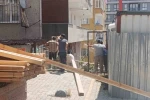 Küçükçekmece’de inşaat çalışması sırasında merdiven çöktü: Evlerinde mahsur kalan vatandaşları itfaiye kurtardı