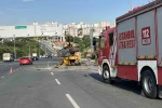 Küçükçekmece’de iş makinesini taşıyan çekici devrildi, sürücü hayatını kaybetti