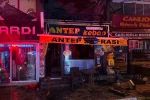 Küçükçekmece’de restoranın bacasında çıkan yangın 5 katlı binaya sıçradı 