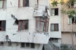 Küçükçekmece’de yıkımı yapılan binanın duvarı yan apartmanın üzerine devrildi