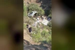 Kumluca’da şarampole devrilen kamyon şoförü hayatını kaybetti