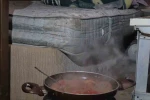Kurban pazarında besicilerin gece mesaisi