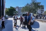 Kuşadası’nda zabıta memurunu darbeden 2 kadın dilenci tutuklandı