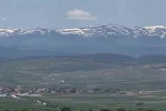 Kütahya’da kartpostallık manzara zirvede kar, ovada bahar