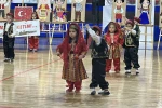 Kutlamaya katılan minik kız hem ağladı hem oynadı